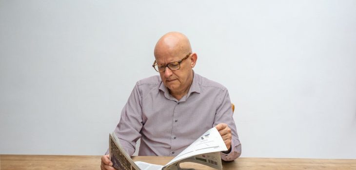 Ein Mann liest Zeitung